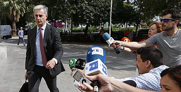 Ricardo Costa, a su entrada en los juzgados, ayer. 