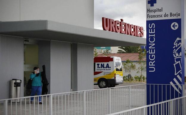 Gandia. Entrada de Urgencias a uno de los hospitales de destino costero. 