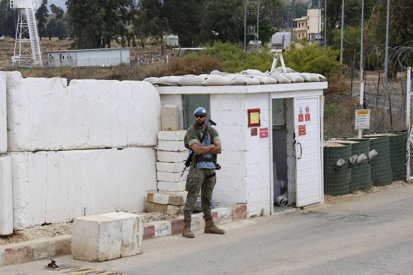 Margarita Robles visita dos puestos de vigilancia estratégicos claves dentro del despliegue de UNIFIL