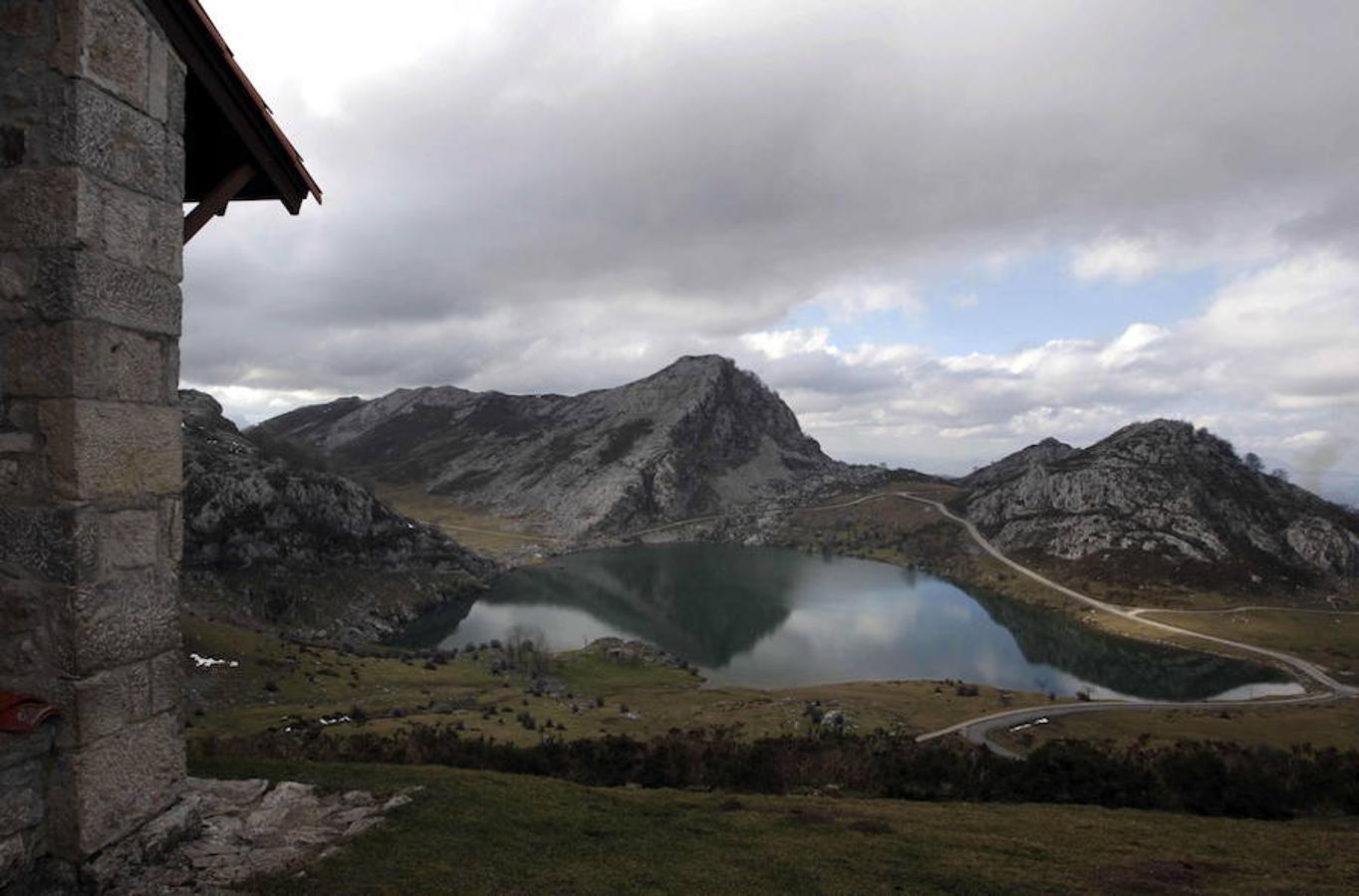 Picos de Europa. Cantabria/Asturias/León. Alta montaña, bosques, lagos, fauna libre. 67.000 hectáreas. 