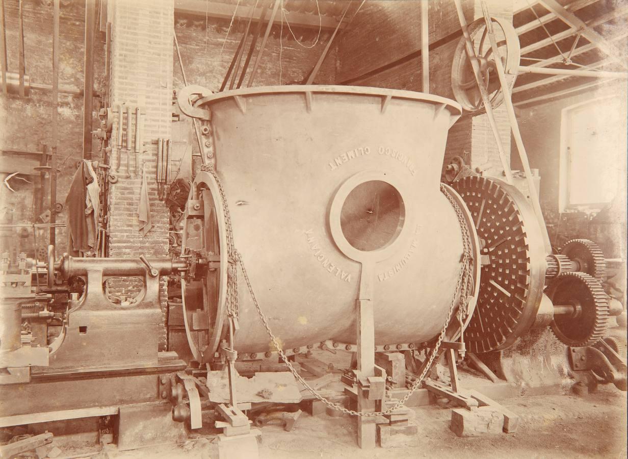 Turbina en construcción en los talleres, fotografía de Antonio García, ca. 1890-1900.