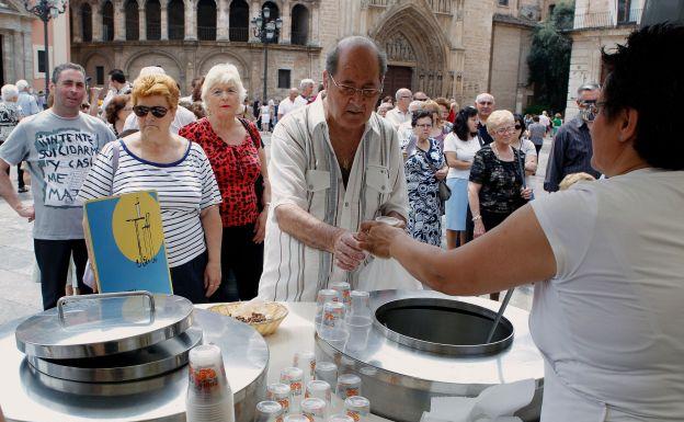 Reparto de horchata en Valencia.