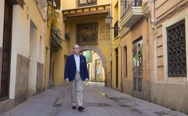 Javier Gómez-Ferrer pasea por el Portal de Valldigna de Valencia.