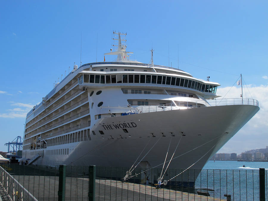 El barco de lujo The World, bautizado como el  'crucero de los millonarios' , atracará en el puerto de Valencia el miércoles y permanecerá en la ciudad tres días, hasta el viernes. Con un total de 165 selectos apartamentos, el navío, como se puede apreciar, no es un barco al uso. Los pasajeros que se encuentran a bordo del mismo se dedican a navegar durante todo el año mientras visitan los destinos más exóticos y transitados. Alquilar alguna de sus habitaciones, la más barata, por ejemplo, tiene un precio de 1.200 dólares por noche. Si la quiere comprar, el coste oscila entre 1,2 y 7,5 millones. The World, además, tiene un total de 12 cubiertas, restaurantes, boutiques, piscinas, así como canchas de golf y tenis. Su construcción costó un total de 380 millones de dólares.