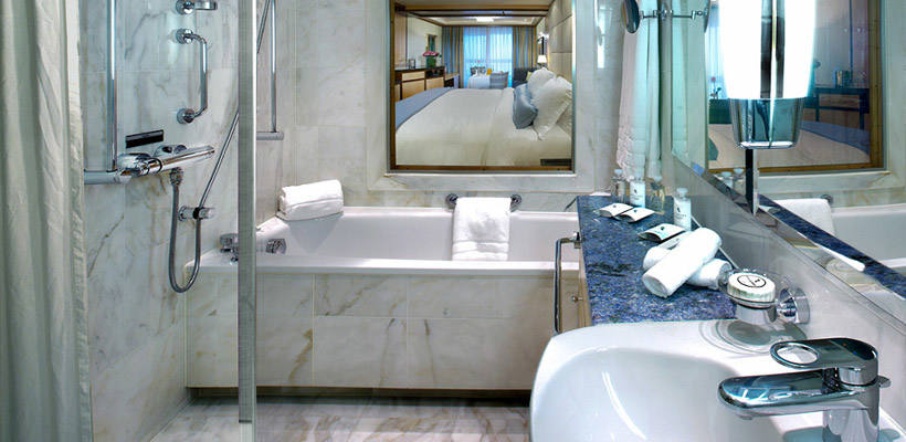 El barco de lujo The World, bautizado como el  'crucero de los millonarios' , atracará en el puerto de Valencia el miércoles y permanecerá en la ciudad tres días, hasta el viernes. Con un total de 165 selectos apartamentos, el navío, como se puede apreciar, no es un barco al uso. Los pasajeros que se encuentran a bordo del mismo se dedican a navegar durante todo el año mientras visitan los destinos más exóticos y transitados. Alquilar alguna de sus habitaciones, la más barata, por ejemplo, tiene un precio de 1.200 dólares por noche. Si la quiere comprar, el coste oscila entre 1,2 y 7,5 millones. The World, además, tiene un total de 12 cubiertas, restaurantes, boutiques, piscinas, así como canchas de golf y tenis. Su construcción costó un total de 380 millones de dólares.