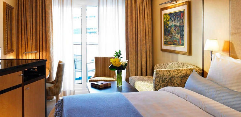 El barco de lujo The World, bautizado como el  'crucero de los millonarios' , atracará en el puerto de Valencia el miércoles y permanecerá en la ciudad tres días, hasta el viernes. Con un total de 165 selectos apartamentos, el navío, como se puede apreciar, no es un barco al uso. Los pasajeros que se encuentran a bordo del mismo se dedican a navegar durante todo el año mientras visitan los destinos más exóticos y transitados. Alquilar alguna de sus habitaciones, la más barata, por ejemplo, tiene un precio de 1.200 dólares por noche. Si la quiere comprar, el coste oscila entre 1,2 y 7,5 millones. The World, además, tiene un total de 12 cubiertas, restaurantes, boutiques, piscinas, así como canchas de golf y tenis. Su construcción costó un total de 380 millones de dólares.