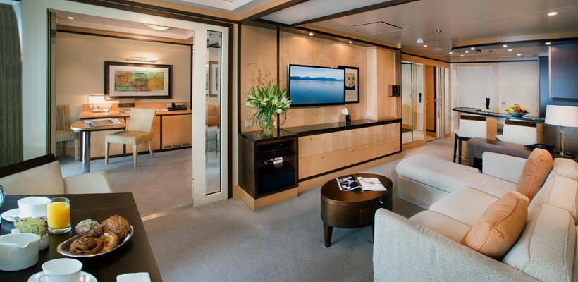 El barco de lujo The World, bautizado como el  'crucero de los millonarios' , atracará en el puerto de Valencia el miércoles y permanecerá en la ciudad tres días, hasta el viernes. Con un total de 165 selectos apartamentos, el navío, como se puede apreciar, no es un barco al uso. Los pasajeros que se encuentran a bordo del mismo se dedican a navegar durante todo el año mientras visitan los destinos más exóticos y transitados. Alquilar alguna de sus habitaciones, la más barata, por ejemplo, tiene un precio de 1.200 dólares por noche. Si la quiere comprar, el coste oscila entre 1,2 y 7,5 millones. The World, además, tiene un total de 12 cubiertas, restaurantes, boutiques, piscinas, así como canchas de golf y tenis. Su construcción costó un total de 380 millones de dólares.