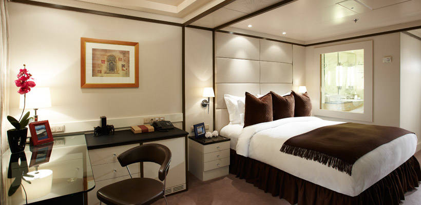 El barco de lujo The World, bautizado como el  'crucero de los millonarios' , atracará en el puerto de Valencia el miércoles y permanecerá en la ciudad tres días, hasta el viernes. Con un total de 165 selectos apartamentos, el navío, como se puede apreciar, no es un barco al uso. Los pasajeros que se encuentran a bordo del mismo se dedican a navegar durante todo el año mientras visitan los destinos más exóticos y transitados. Alquilar alguna de sus habitaciones, la más barata, por ejemplo, tiene un precio de 1.200 dólares por noche. Si la quiere comprar, el coste oscila entre 1,2 y 7,5 millones. The World, además, tiene un total de 12 cubiertas, restaurantes, boutiques, piscinas, así como canchas de golf y tenis. Su construcción costó un total de 380 millones de dólares.