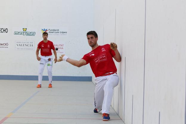 Carlos la juega ayer ante la mirada de Puchol II. 