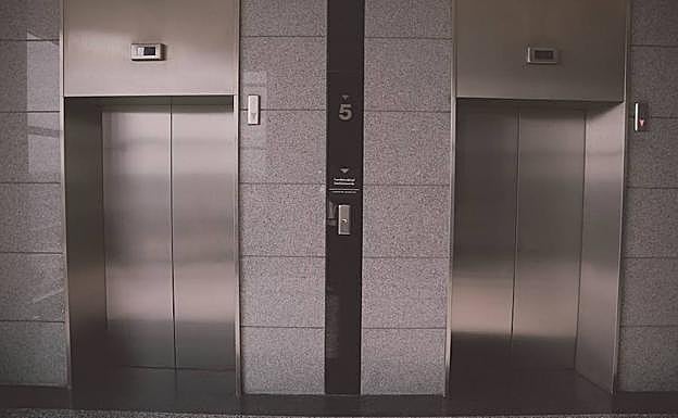 El detenido amenazó a los obreros por usar el ascensor.