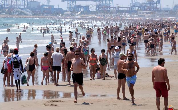 Bañistas mitigan el calor en la playa de la Malvarrosa. 