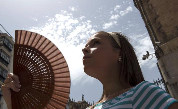 Frente al calor hay que protegerse del sol.