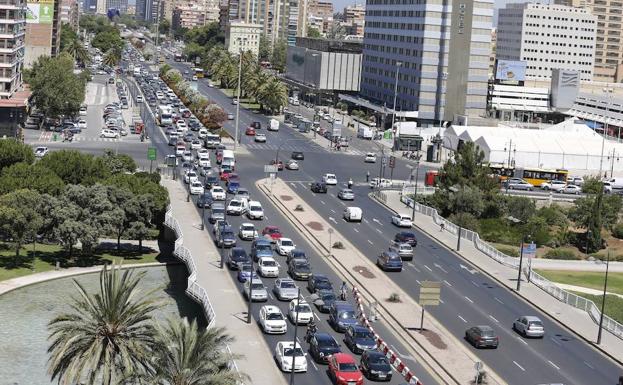 Atasco en la entrada de Gran Via como consecuencia de las restricciones de la margen derecha del Rio.