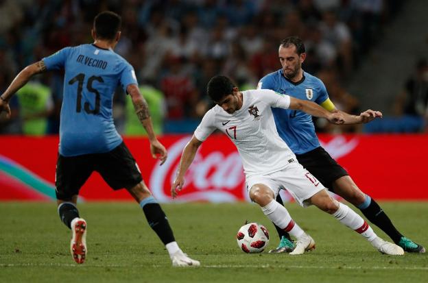 Godín persigue a Guedes durante el Portugal-Uruguay de los octavos del Mundial. 