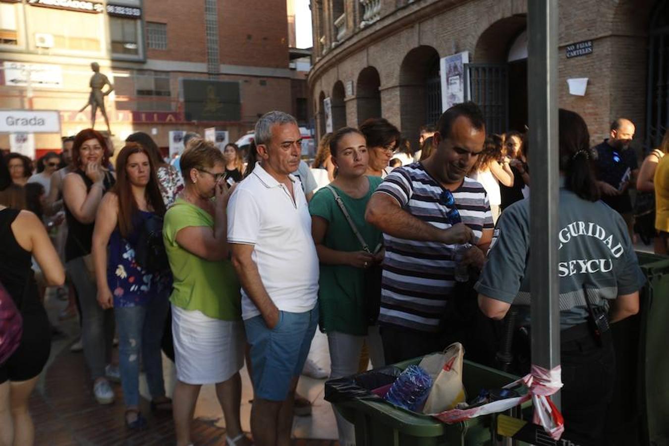 El cantante malagueño hace soñar a los valencianos y despliega sus conocidos éxitos en la primera actuación en la ciudad de su gira 'Prometo'. Alrededor de 6.000 fans vibran con un concierto que este jueves volverá a encandilar a sus seguidores con temas como 'Solamente tú', 'No vaya a ser' y 'Saturno'