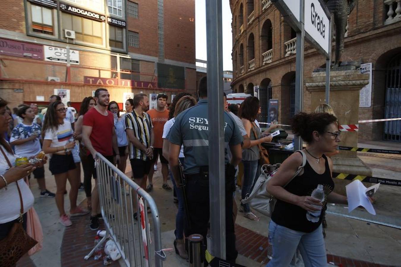 El cantante malagueño hace soñar a los valencianos y despliega sus conocidos éxitos en la primera actuación en la ciudad de su gira 'Prometo'. Alrededor de 6.000 fans vibran con un concierto que este jueves volverá a encandilar a sus seguidores con temas como 'Solamente tú', 'No vaya a ser' y 'Saturno'