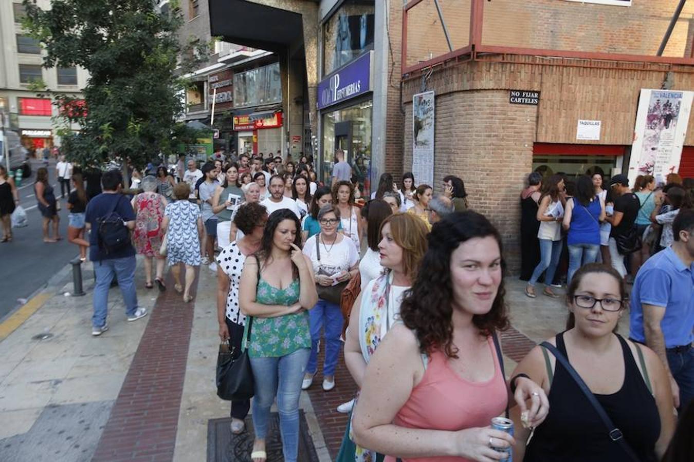 El cantante malagueño hace soñar a los valencianos y despliega sus conocidos éxitos en la primera actuación en la ciudad de su gira 'Prometo'. Alrededor de 6.000 fans vibran con un concierto que este jueves volverá a encandilar a sus seguidores con temas como 'Solamente tú', 'No vaya a ser' y 'Saturno'