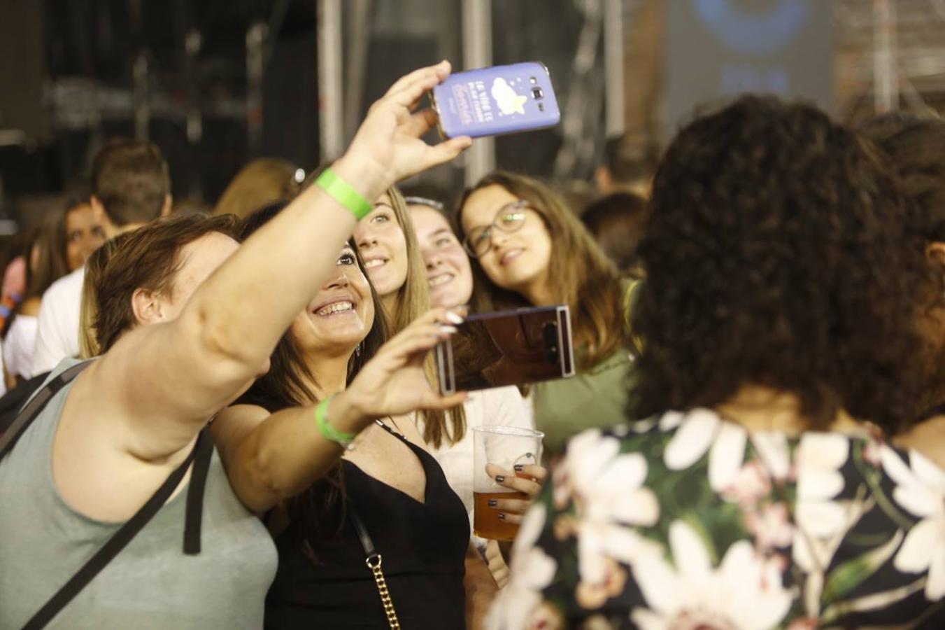 El cantante malagueño hace soñar a los valencianos y despliega sus conocidos éxitos en la primera actuación en la ciudad de su gira 'Prometo'. Alrededor de 6.000 fans vibran con un concierto que este jueves volverá a encandilar a sus seguidores con temas como 'Solamente tú', 'No vaya a ser' y 'Saturno'