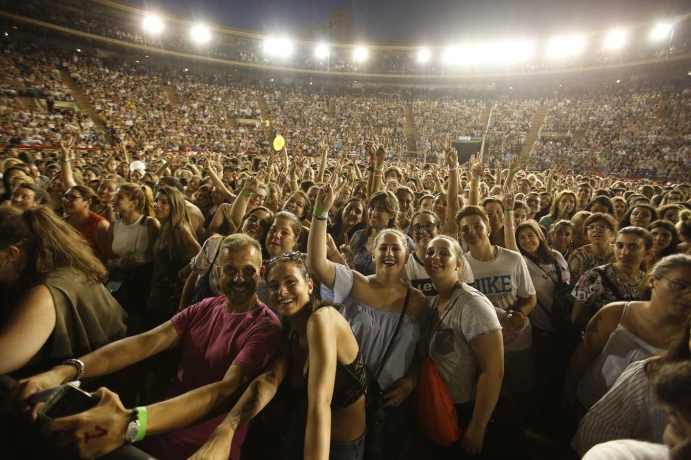 El cantante malagueño hace soñar a los valencianos y despliega sus conocidos éxitos en la primera actuación en la ciudad de su gira 'Prometo'. Alrededor de 6.000 fans vibran con un concierto que este jueves volverá a encandilar a sus seguidores con temas como 'Solamente tú', 'No vaya a ser' y 'Saturno'