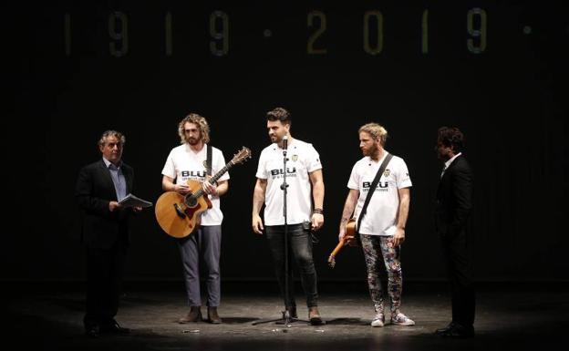 El grupo Bombai, durante la interpretación del himno del Centenario.