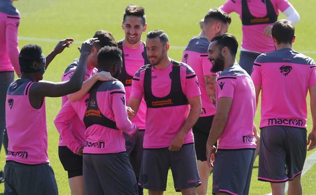 Algunos jugadores del Levante UD en un entrenamiento. 