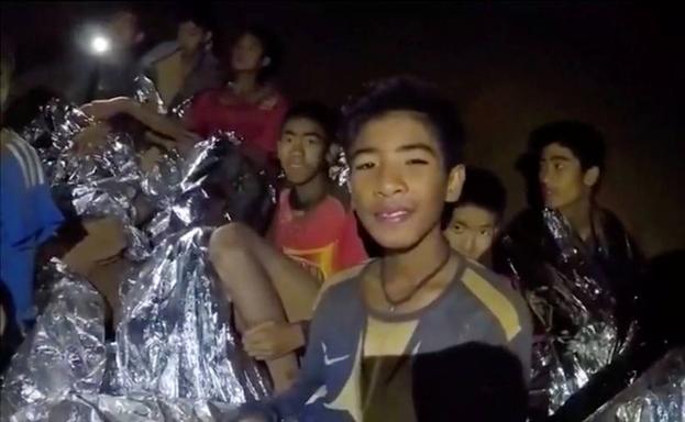 Los niños están acompañados ahora por militares dentro de la cueva. 
