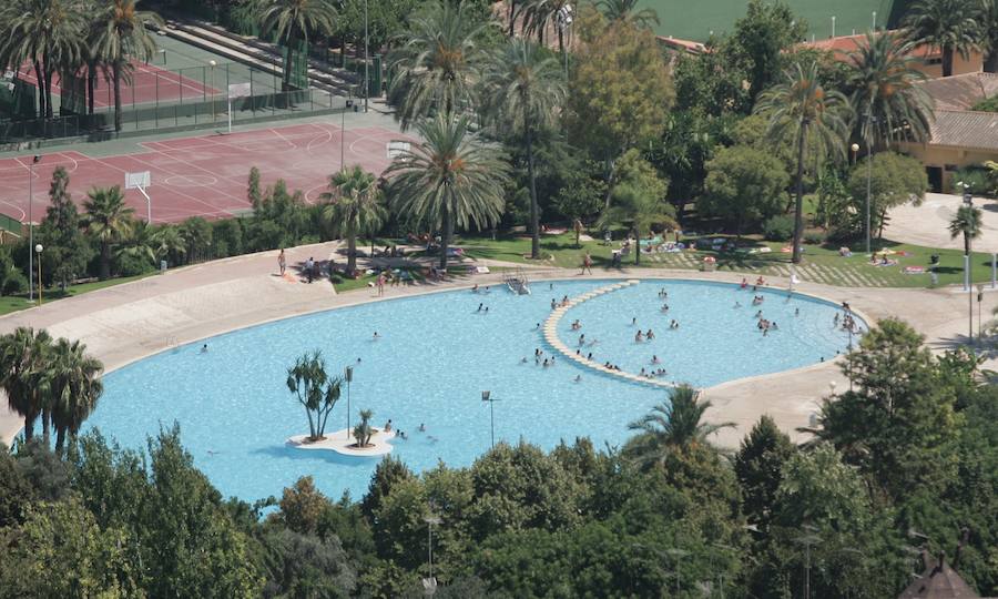 La Piscina Municipal de Benicalap se encuentra en la calle Francisco Morote Greus. Al ser descubierta, está disponible únicamente los meses de verano, concretamente hasta el 2 de septiembre. Abierta todos los días de la semana, de lunes a viernes el horario es de 12:00 h. a 18:30 h, y los sábados, domingos y festivos el horario se amplia siendo de 11:00 a 19:00 h. En cuanto al precio de la entrada, dispone de la normal diurna (3.25 €) y la de entrada reducida diurna para menores de 16 años con acreditación (1.65 €). Además, cuenta con distintos bonos para el verano