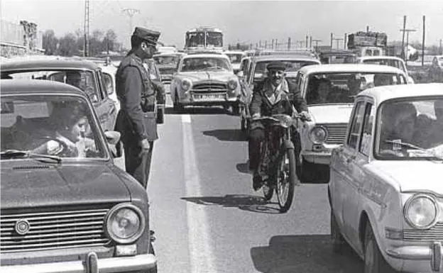 Imagen principal - Las carreteras no eran como las de ahora. El casette y el perro que movía la cabeza. 