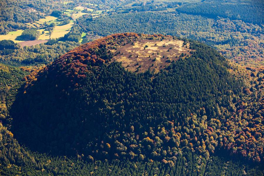 Cadena volcánica de los Puys y la falla de Limagne (Francia)