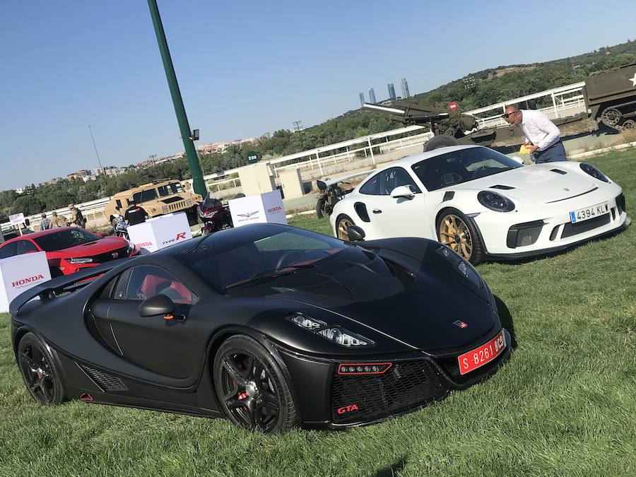 Algunos de los mejores coches del mundo, de los más afamados coleccionistas españoles, se dieron cita en Madrid con ocasión de la X edición del concurso de elegancia Autobello, celebrado en el Hipódromo de la Zarzuela de la capital. Iconos como los modelos españoles de las marcas Hispano Suiza o Pegaso se reunieron junto a clásicos de Rolls-Royce o Bentley, pero también con modernos deportivos de Ferrari, Porsche o Lamborghini; clásicos populares de Fiat, Volkswagen o Renault, y hasta todo terrenos como los míticos Range Rover, Hummer o modelos de uso militar. Con más de 1.200 invitados, Autobello tiene ediciones programadas en Madrid, Barcelona, Marbella y Bilbao en 2018.