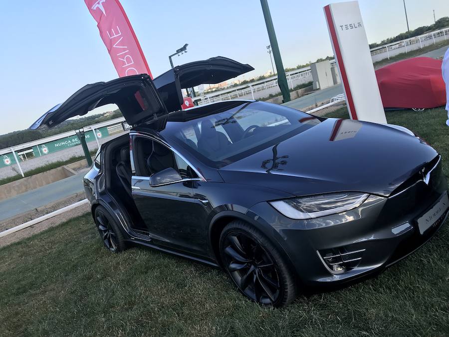 Algunos de los mejores coches del mundo, de los más afamados coleccionistas españoles, se dieron cita en Madrid con ocasión de la X edición del concurso de elegancia Autobello, celebrado en el Hipódromo de la Zarzuela de la capital. Iconos como los modelos españoles de las marcas Hispano Suiza o Pegaso se reunieron junto a clásicos de Rolls-Royce o Bentley, pero también con modernos deportivos de Ferrari, Porsche o Lamborghini; clásicos populares de Fiat, Volkswagen o Renault, y hasta todo terrenos como los míticos Range Rover, Hummer o modelos de uso militar. Con más de 1.200 invitados, Autobello tiene ediciones programadas en Madrid, Barcelona, Marbella y Bilbao en 2018.