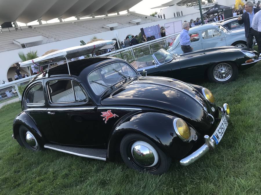 Algunos de los mejores coches del mundo, de los más afamados coleccionistas españoles, se dieron cita en Madrid con ocasión de la X edición del concurso de elegancia Autobello, celebrado en el Hipódromo de la Zarzuela de la capital. Iconos como los modelos españoles de las marcas Hispano Suiza o Pegaso se reunieron junto a clásicos de Rolls-Royce o Bentley, pero también con modernos deportivos de Ferrari, Porsche o Lamborghini; clásicos populares de Fiat, Volkswagen o Renault, y hasta todo terrenos como los míticos Range Rover, Hummer o modelos de uso militar. Con más de 1.200 invitados, Autobello tiene ediciones programadas en Madrid, Barcelona, Marbella y Bilbao en 2018.