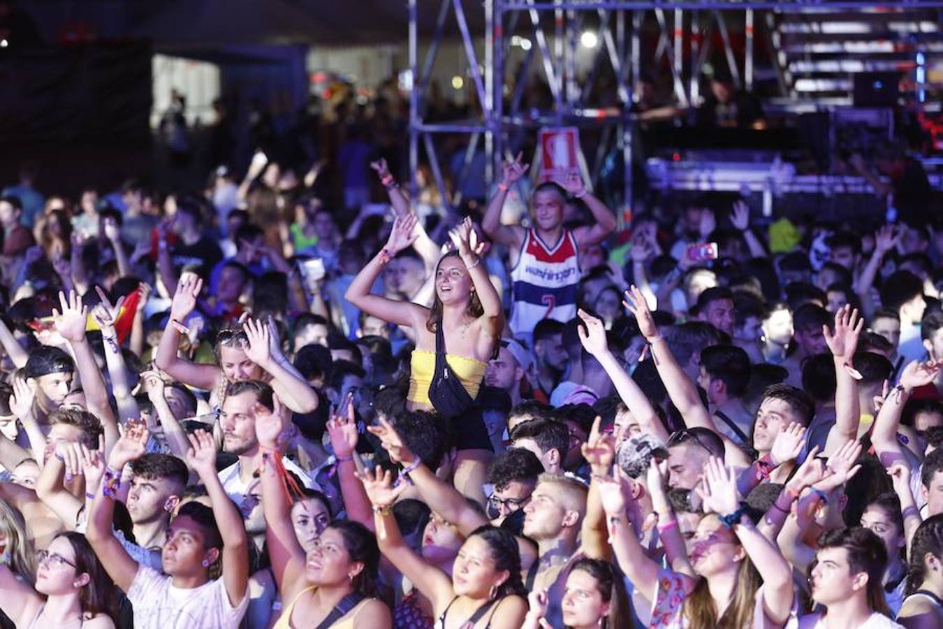 El festival Valencia Music Experience dio ayer el pistoletazo de salida en la Marina con la jornada dedicada al estilo urbano. El público se rindió a un certamen que, al cierre de esta edición, esperaba la actuación de cantantes como Bad Gyal y C. Tangana. Para el día de hoy, el ritmo de los años 90 llegará al escenario con grupos como los Vengaboys o Snap. Finalmente, mañana será el turno del pop con artistas como Despistaos y Pignoise.