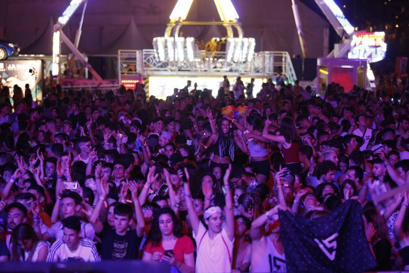 El festival Valencia Music Experience dio ayer el pistoletazo de salida en la Marina con la jornada dedicada al estilo urbano. El público se rindió a un certamen que, al cierre de esta edición, esperaba la actuación de cantantes como Bad Gyal y C. Tangana. Para el día de hoy, el ritmo de los años 90 llegará al escenario con grupos como los Vengaboys o Snap. Finalmente, mañana será el turno del pop con artistas como Despistaos y Pignoise.