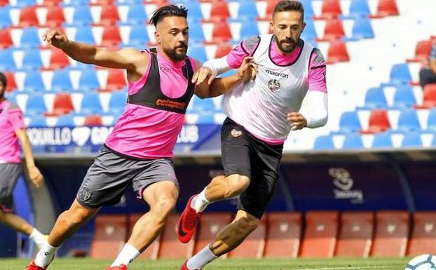 Ivi y Morales luchan por un balón durante el entrenamiento.