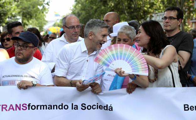 Los ministros Grande-Marlaska y Montón en la cabecera de la marcha. 