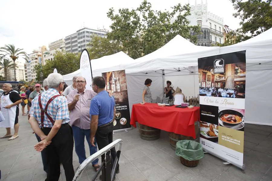 Diferentes actividades como degustaciones, talleres y conciertos ocupan este sábado 7 de julio la Plaza del Ayuntamiento de Valencia para celebrar el Día de la Horchata y la Chufa (de 12 de la mañana hasta las 21:30 horas). Además, de 17 a 18 horas tendrá lugar 'l'Hora de l'Orxata', consistente en una degustación global de horchata de chufa de Valencia a la cual se suman las empresas participantes con promociones especiales, descuentos, regalos o degustaciones gratuitas de horchata.