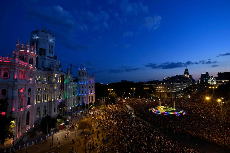 Miles de personas bailaron al ritmo que marcanon las carrozas repletas de ángeles y marineros