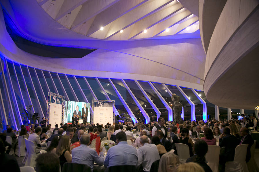 El Colegio Oficial de Ingenieros Industriales de la Comunitat Valenciana celebró la noche del viernes la III Noche de la Industria, un evento anual en el que se entregaron los premios Luis Merelo i Mas. Al acto, que se desarrolló en el Palau de Les Arts, asistieron cerca de 500 personas entre las que se encontraban representantes de la Generalitat, del Ministerio de Industria y de la Pequeña y Mediana Empresa. También participaron representantes políticos, empresariales y de la sociedad civil. El premio de Ingeniería Industrial ha sido para la empresa del sector de la construcción Intu Eurofund. 'Paterna ciudad de empresas' ha obtenido el premio a la labor profesional. El premio a la labor internacional se ha concedido a Sistemas Genómicos Grupo Ascires mientras que el galardón de responsabilidad social corporativa e igualdad de oportunidades se ha otorgado a la Asociación de Empresarias y Profesionales de Valencia (EVA/BPW) y a la Asociación Valenciana de Empresarios (AVE). La empresa S2 Grupo ha sido la ganadora del premio al proyecto de ingeniería industrial. Y, por último, la Agencia Valenciana de la Innovación ha recibido la mención especial del Colegio de Ingenieros Industriales.