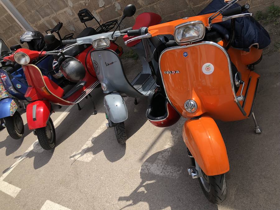 Serra ha celebrado en la mañana de este sábado un encuentro de motos Vespa y coches clásicos con motivo del festival Purple Mountain que organiza el Ayuntamiento con la colaboración de los Clavarios de Sant Roc. El encuentro ha contado con la presencia del Vespa & Lambretta Club Valencia. 50 motos de diversos colores y épocas del diseño italiano han llegado hasta el corazón de la Sierra Calderona para quedar expuestas durante dos horas y posteriormente completar un paseo por las principales calles del municipio. La gran presencia de motos se ha completado con la participación de varios coches clásicos. Esta celebración está enmarcada dentro del 75 aniversario de la imagen de Sant Roc en Serra, un hito que este mismo fin de semana tendrá el estreno del pasodoble compuesto con motivo del aniversario.