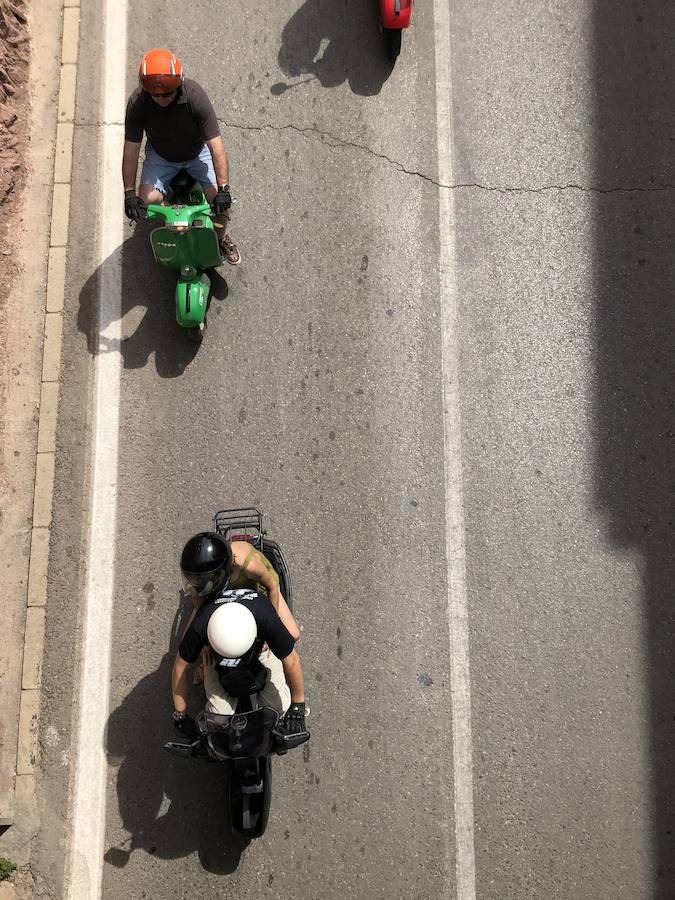 Serra ha celebrado en la mañana de este sábado un encuentro de motos Vespa y coches clásicos con motivo del festival Purple Mountain que organiza el Ayuntamiento con la colaboración de los Clavarios de Sant Roc. El encuentro ha contado con la presencia del Vespa & Lambretta Club Valencia. 50 motos de diversos colores y épocas del diseño italiano han llegado hasta el corazón de la Sierra Calderona para quedar expuestas durante dos horas y posteriormente completar un paseo por las principales calles del municipio. La gran presencia de motos se ha completado con la participación de varios coches clásicos. Esta celebración está enmarcada dentro del 75 aniversario de la imagen de Sant Roc en Serra, un hito que este mismo fin de semana tendrá el estreno del pasodoble compuesto con motivo del aniversario.