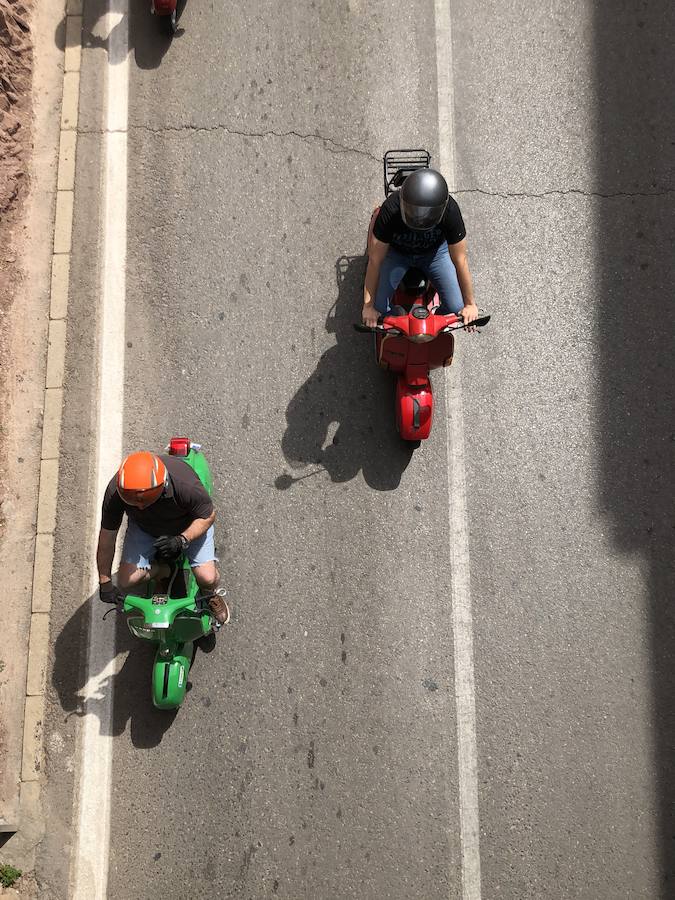 Serra ha celebrado en la mañana de este sábado un encuentro de motos Vespa y coches clásicos con motivo del festival Purple Mountain que organiza el Ayuntamiento con la colaboración de los Clavarios de Sant Roc. El encuentro ha contado con la presencia del Vespa & Lambretta Club Valencia. 50 motos de diversos colores y épocas del diseño italiano han llegado hasta el corazón de la Sierra Calderona para quedar expuestas durante dos horas y posteriormente completar un paseo por las principales calles del municipio. La gran presencia de motos se ha completado con la participación de varios coches clásicos. Esta celebración está enmarcada dentro del 75 aniversario de la imagen de Sant Roc en Serra, un hito que este mismo fin de semana tendrá el estreno del pasodoble compuesto con motivo del aniversario.