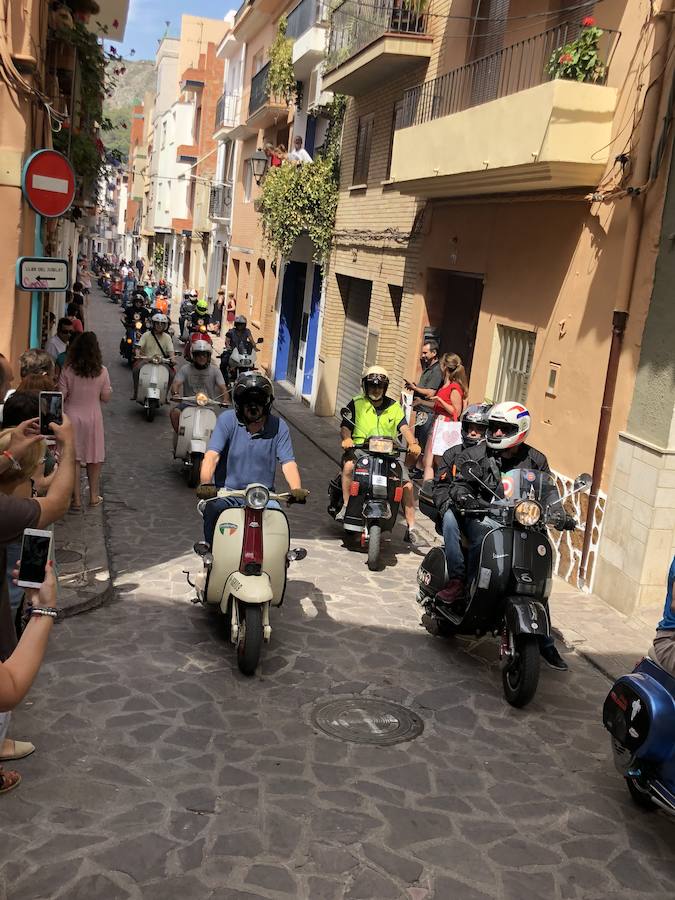 Serra ha celebrado en la mañana de este sábado un encuentro de motos Vespa y coches clásicos con motivo del festival Purple Mountain que organiza el Ayuntamiento con la colaboración de los Clavarios de Sant Roc. El encuentro ha contado con la presencia del Vespa & Lambretta Club Valencia. 50 motos de diversos colores y épocas del diseño italiano han llegado hasta el corazón de la Sierra Calderona para quedar expuestas durante dos horas y posteriormente completar un paseo por las principales calles del municipio. La gran presencia de motos se ha completado con la participación de varios coches clásicos. Esta celebración está enmarcada dentro del 75 aniversario de la imagen de Sant Roc en Serra, un hito que este mismo fin de semana tendrá el estreno del pasodoble compuesto con motivo del aniversario.