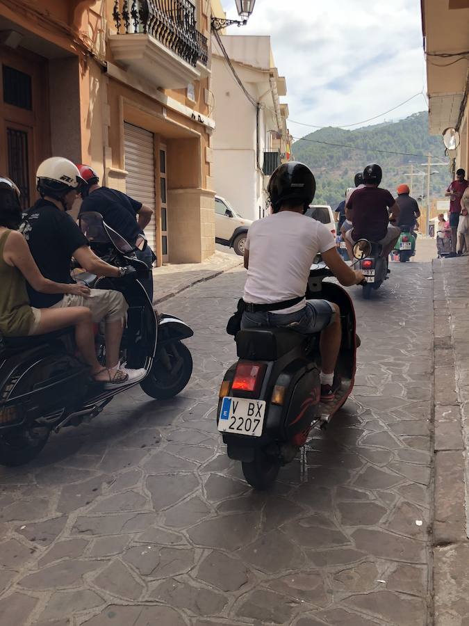 Serra ha celebrado en la mañana de este sábado un encuentro de motos Vespa y coches clásicos con motivo del festival Purple Mountain que organiza el Ayuntamiento con la colaboración de los Clavarios de Sant Roc. El encuentro ha contado con la presencia del Vespa & Lambretta Club Valencia. 50 motos de diversos colores y épocas del diseño italiano han llegado hasta el corazón de la Sierra Calderona para quedar expuestas durante dos horas y posteriormente completar un paseo por las principales calles del municipio. La gran presencia de motos se ha completado con la participación de varios coches clásicos. Esta celebración está enmarcada dentro del 75 aniversario de la imagen de Sant Roc en Serra, un hito que este mismo fin de semana tendrá el estreno del pasodoble compuesto con motivo del aniversario.