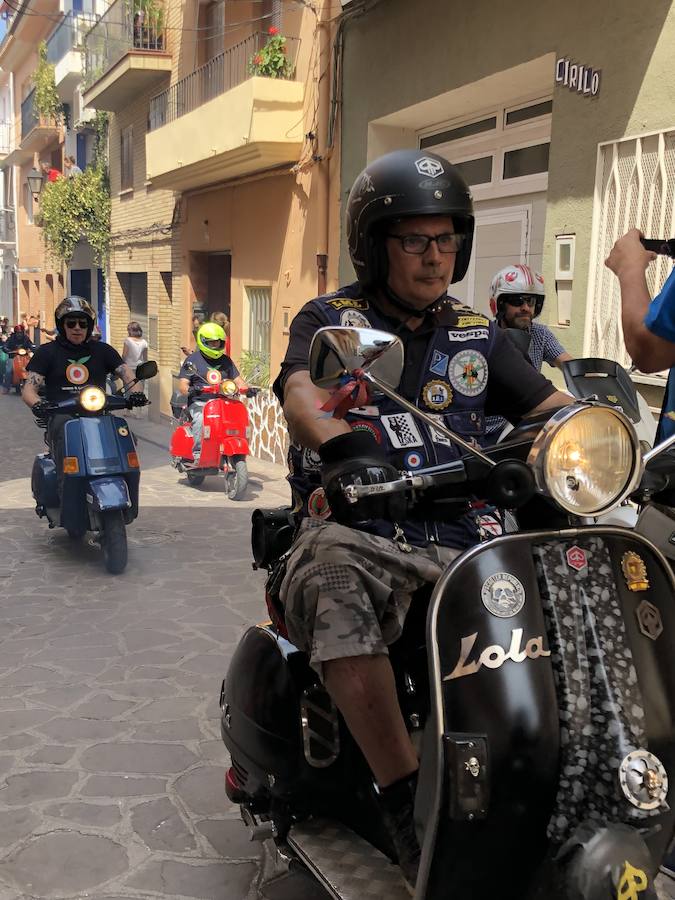 Serra ha celebrado en la mañana de este sábado un encuentro de motos Vespa y coches clásicos con motivo del festival Purple Mountain que organiza el Ayuntamiento con la colaboración de los Clavarios de Sant Roc. El encuentro ha contado con la presencia del Vespa & Lambretta Club Valencia. 50 motos de diversos colores y épocas del diseño italiano han llegado hasta el corazón de la Sierra Calderona para quedar expuestas durante dos horas y posteriormente completar un paseo por las principales calles del municipio. La gran presencia de motos se ha completado con la participación de varios coches clásicos. Esta celebración está enmarcada dentro del 75 aniversario de la imagen de Sant Roc en Serra, un hito que este mismo fin de semana tendrá el estreno del pasodoble compuesto con motivo del aniversario.