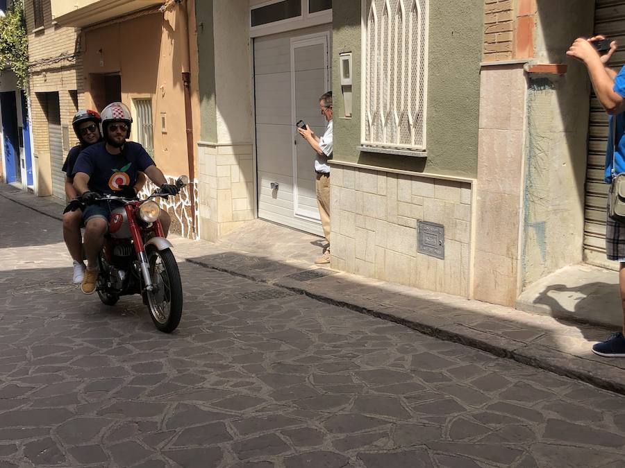 Serra ha celebrado en la mañana de este sábado un encuentro de motos Vespa y coches clásicos con motivo del festival Purple Mountain que organiza el Ayuntamiento con la colaboración de los Clavarios de Sant Roc. El encuentro ha contado con la presencia del Vespa & Lambretta Club Valencia. 50 motos de diversos colores y épocas del diseño italiano han llegado hasta el corazón de la Sierra Calderona para quedar expuestas durante dos horas y posteriormente completar un paseo por las principales calles del municipio. La gran presencia de motos se ha completado con la participación de varios coches clásicos. Esta celebración está enmarcada dentro del 75 aniversario de la imagen de Sant Roc en Serra, un hito que este mismo fin de semana tendrá el estreno del pasodoble compuesto con motivo del aniversario.