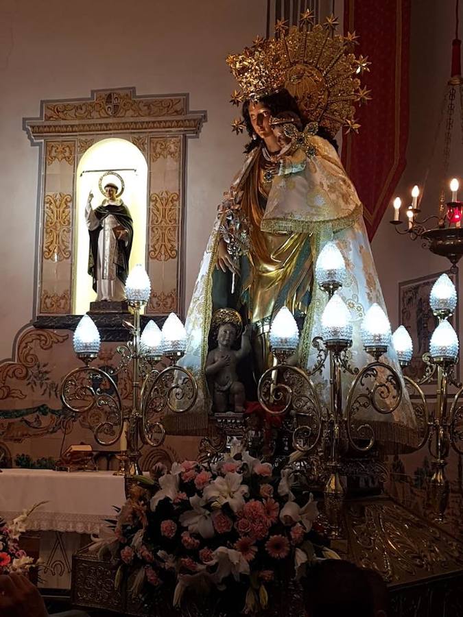 La imagen peregrina de la Virgen de los Desamparados visita este fin de semana la localidad valenciana de Llíria dentro de los actos previstos por la celebración del Año Santo Jubilar en honor a San Vicente Ferrer. El patrón de la ciudad de Valencia es también el patrón de la capital de Camp de Túria. La acogida a la imagen peregrina se vivió con especial emoción al portar la talla del santo valenciano al encuentro de la Geperudeta. El acto más emotivo de los previstos en el programa de festejos ha sido la visita de la Virgen de los Desamparados a la Ermita de San Vicente Ferrer, un paraje de especial devoción para los habitantes de Llíria.