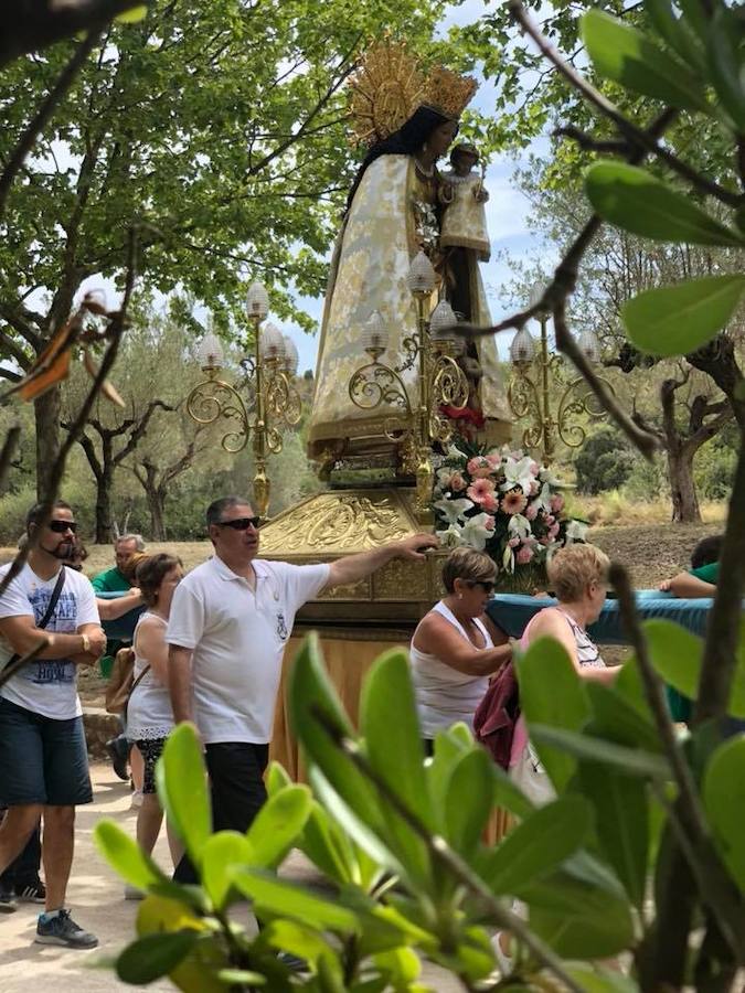 La imagen peregrina de la Virgen de los Desamparados visita este fin de semana la localidad valenciana de Llíria dentro de los actos previstos por la celebración del Año Santo Jubilar en honor a San Vicente Ferrer. El patrón de la ciudad de Valencia es también el patrón de la capital de Camp de Túria. La acogida a la imagen peregrina se vivió con especial emoción al portar la talla del santo valenciano al encuentro de la Geperudeta. El acto más emotivo de los previstos en el programa de festejos ha sido la visita de la Virgen de los Desamparados a la Ermita de San Vicente Ferrer, un paraje de especial devoción para los habitantes de Llíria.