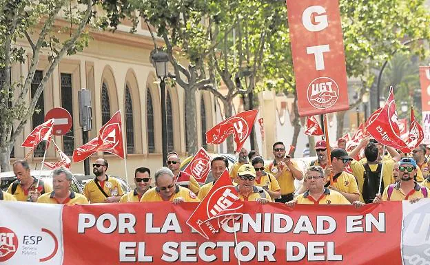 Conductores de ambulancias salen ayer a la calle para reclamar mejores condiciones laborales.