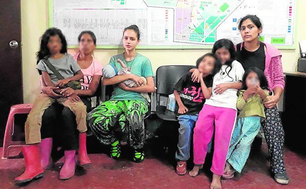 La joven ilicitana con su bebé en brazos y los otros cinco menores y dos mujeres que malvivían con el líder de la secta.